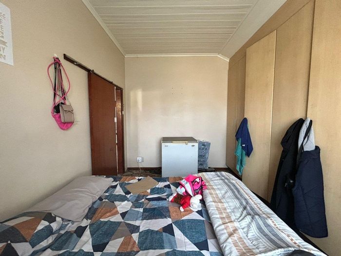 Forest Hill House For Sale: 3 Bedrooms, flatlet, ideal for families or investors.