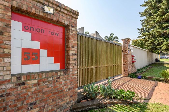 Walmer Townhouse For Sale: 4 beds, pool access, garden, flatlet, garage.