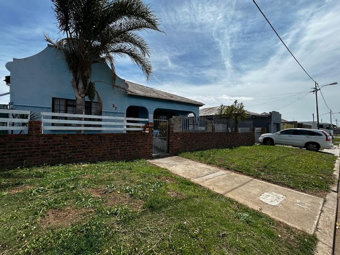 Sidwell House For Sale: 3 bedrooms, pet-friendly, flatlets, garage, ample parking.