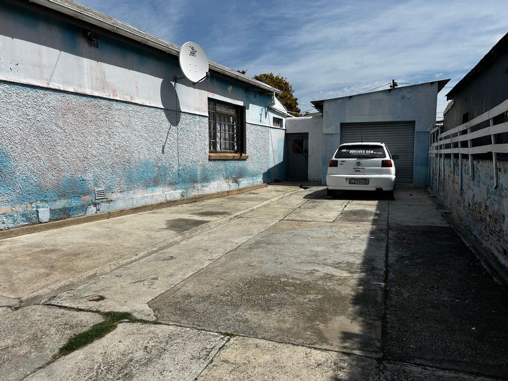 garage and outside parking space 