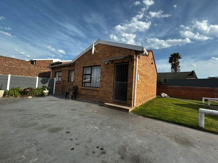 3-Bedroom House in Parsonsvlei For Sale with Spacious Yard and Covered Parking.