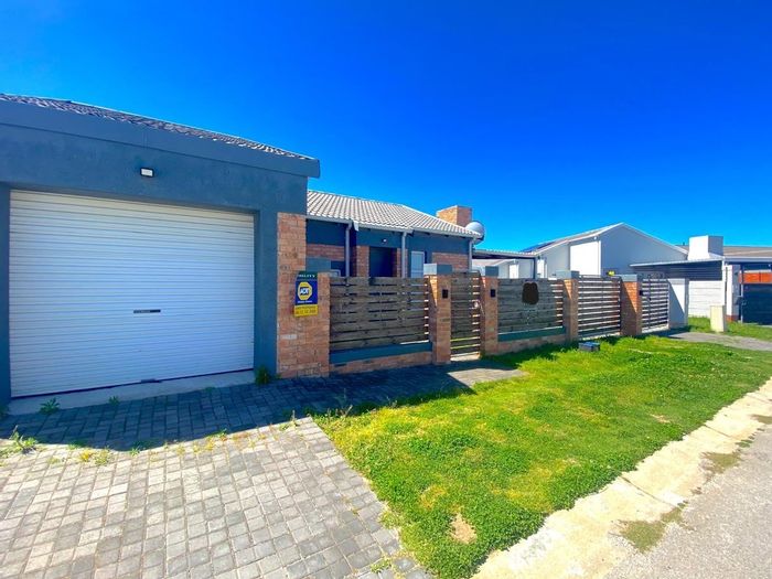 For Sale: House in Fairview with 3 bedrooms, carport, and built-in braai.