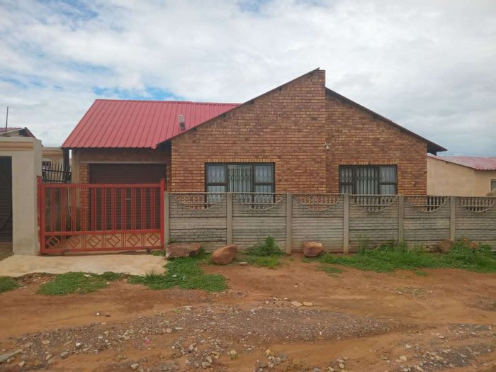 House for Sale in Daveyton: 3 Bedrooms, Garage, Pet-Friendly, Low Maintenance.