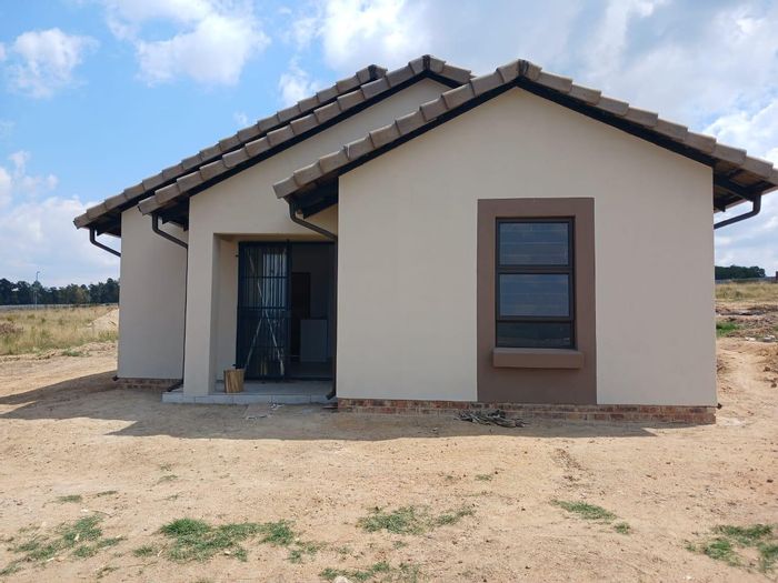 For Sale: House in Kya Sands with 24-hour security, parking for three vehicles.