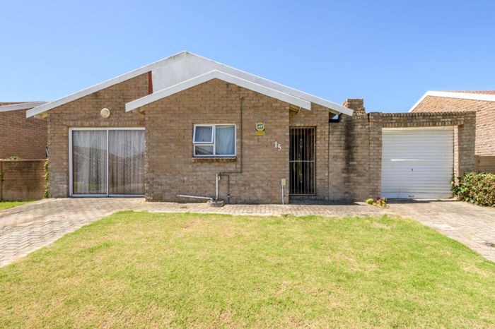 For Sale: Townhouse in Parsonsvlei with 3 bedrooms, garden, and garage.