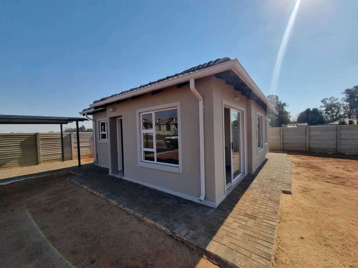 House for Sale in Weltevreden AH: Secure estate, spacious homes, close to amenities.