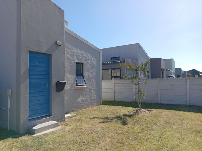 For Sale: Townhouse in Rowallan Park with 24/7 security, spacious yard, and parking.