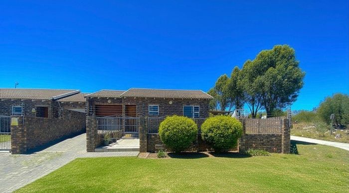 For Sale: House in Parsons Ridge with 3 bedrooms, garden, and braai area.