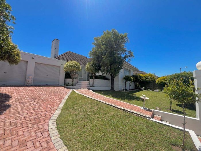 Fernglen House For Sale: 4 Beds, Pool, Double Garage, Close to Schools.