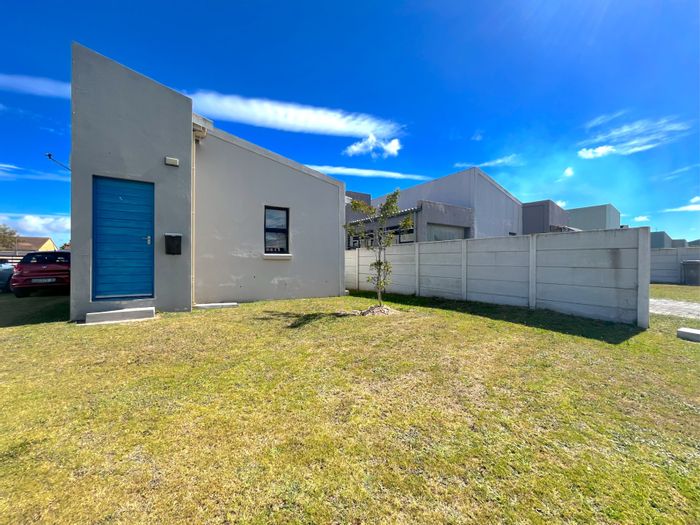 Rowallan Park Townhouse For Sale: 2 bedrooms, secure complex, spacious yard, 24/7 security.