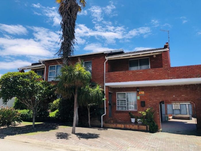 Spacious 5-bedroom house in Malabar with double garage and pet-friendly yard. For Sale.