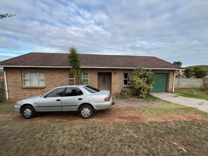 Aspen Heights House For Sale: 3 Bedrooms, spacious backyard, single garage, ample parking.