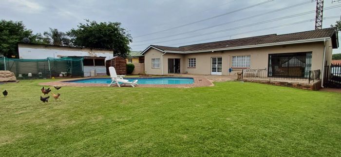 Wychwood House For Sale: 3 Bedrooms, Pool, Private Gardens, 24-Hour Security.