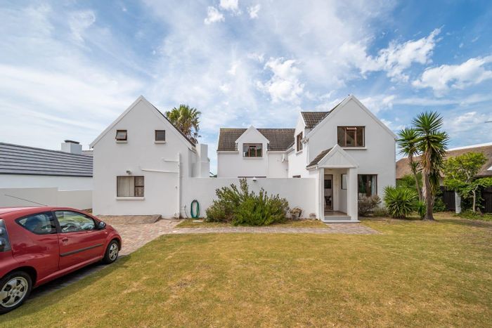 House To Rent in St Francis Bay Village: 4 Bedrooms, solar power, beachfront access.