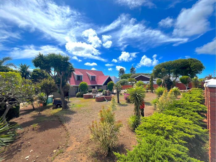 For Sale: Spacious 8-Bedroom House in Summerstrand, near schools and beachfront amenities.