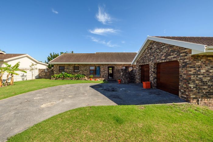 Kamma Park House For Sale: 4 Bedrooms, pool, garage, and entertainment area.