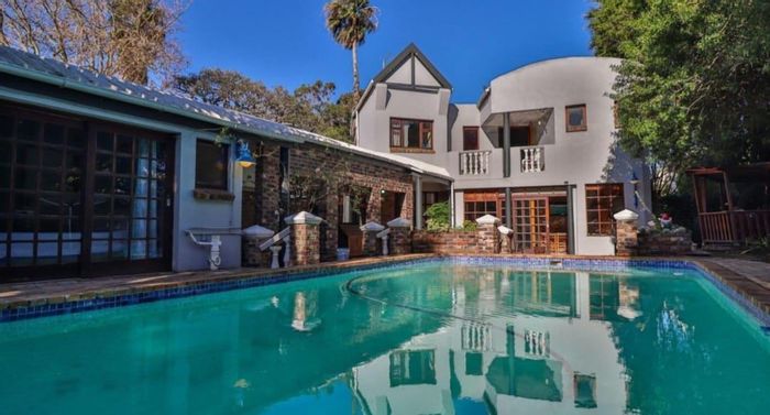 Walmer House For Sale: 5 beds, pool, flatlet, secure living, double garage.