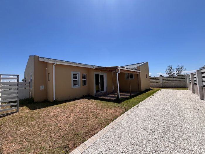 For Sale: Townhouse in Parsonsvlei with garden, carport, and solar geyser.