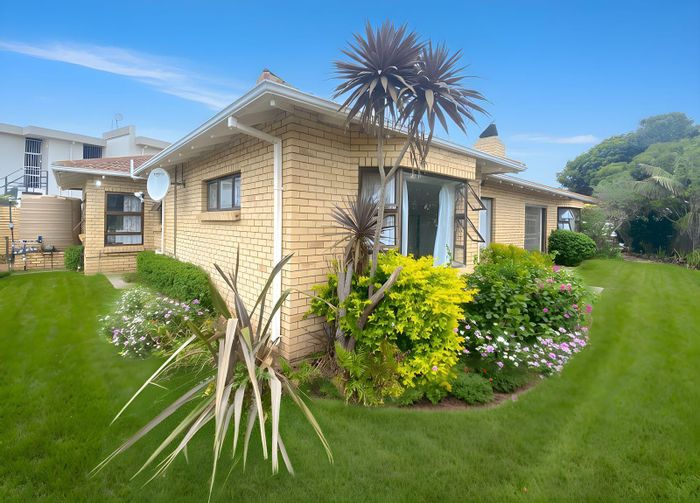 For Sale: Spacious Summerstrand house with flatlet, braai area, and secure parking.