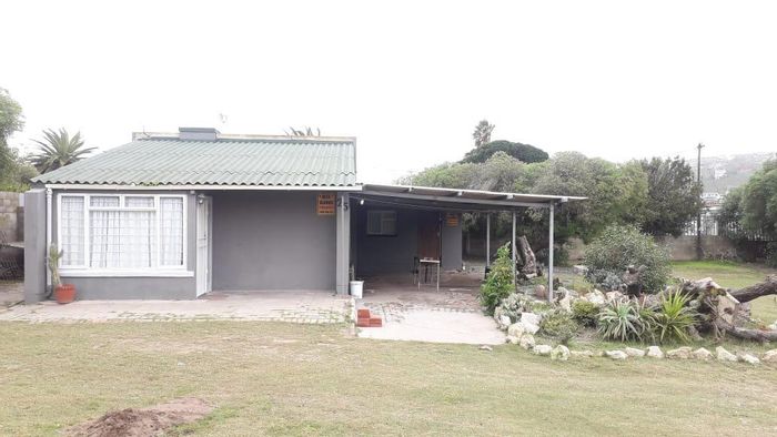 House for Sale in Saldanha Central: 3 bedrooms, beach proximity, dual property potential.