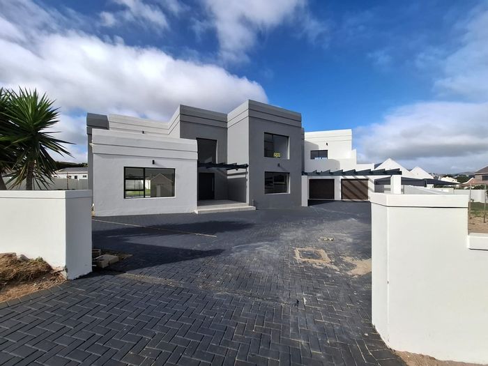 For Sale: Spacious 5-Bedroom House in Myburgh Park with Coastal Views and Entertaining Areas.