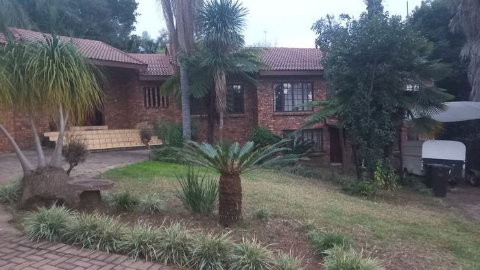 For Sale: House in Moreleta Park with flat, spacious living areas, and double garage.