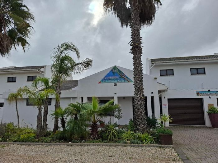 For Sale: 8-bedroom guest house in Country Club with pool and outdoor entertainment.