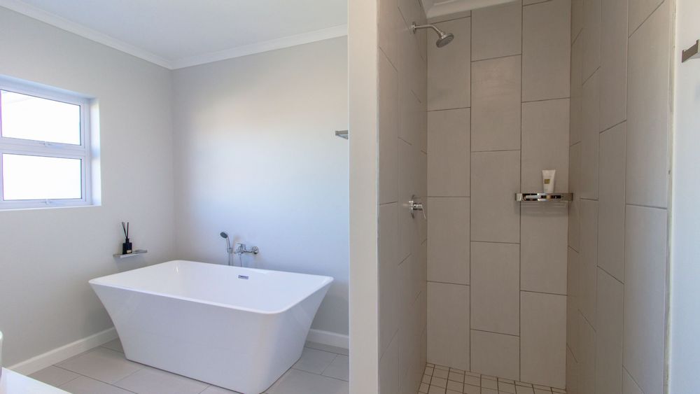 MAIN BEDROOM ENSUITE BATHROOM