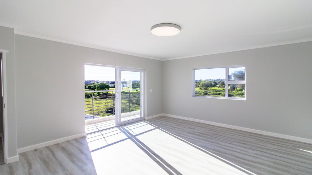 LARGE MAIN BEDROOM WITH SLIDING DOOR OVERLOOKING THE MASHIE COURT