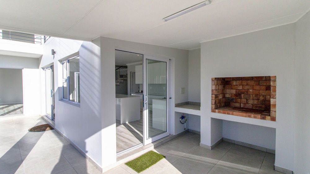 SLIDING DOOR BY KITCHEN GOING OUT TO THE BRAAI AND VERANDAH AREA