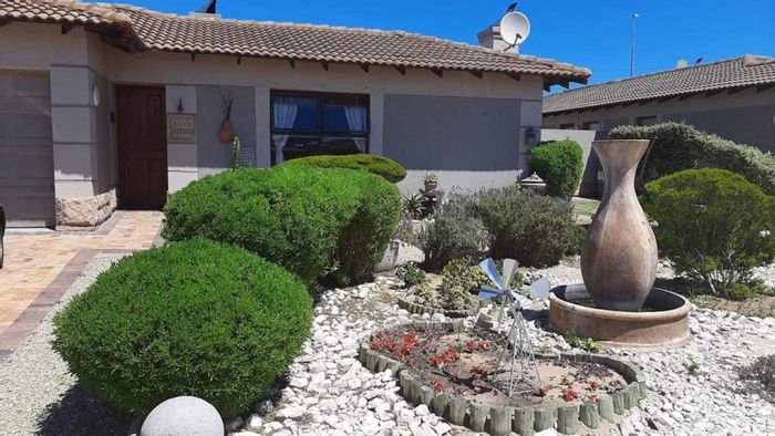 For Sale: House in Langebaan Country Estate with 3 beds, golf access, and security.