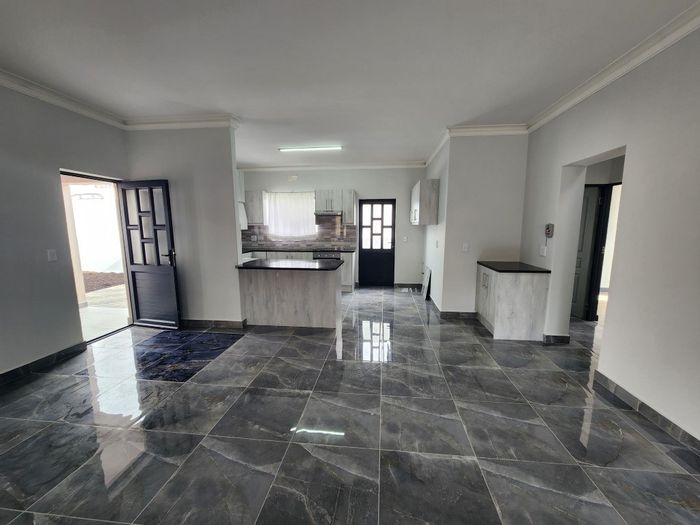 For Sale: Dalsig House with dual living, flatlet, and ample parking.