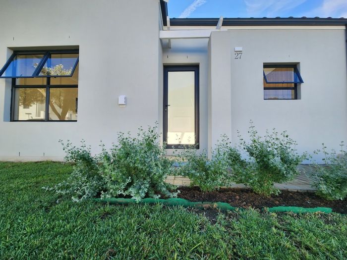 Klipfontein AH House For Sale: 2 beds, secure complex, double garage, pet-friendly.