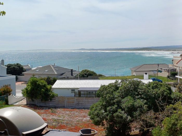 Yzerfontein Central House For Sale: 5 beds, 5 baths, solar power, double garage.