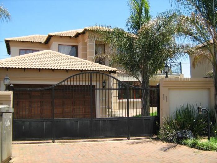 House To Rent in Irene View Estate: 3 beds, large living area, automated garage.