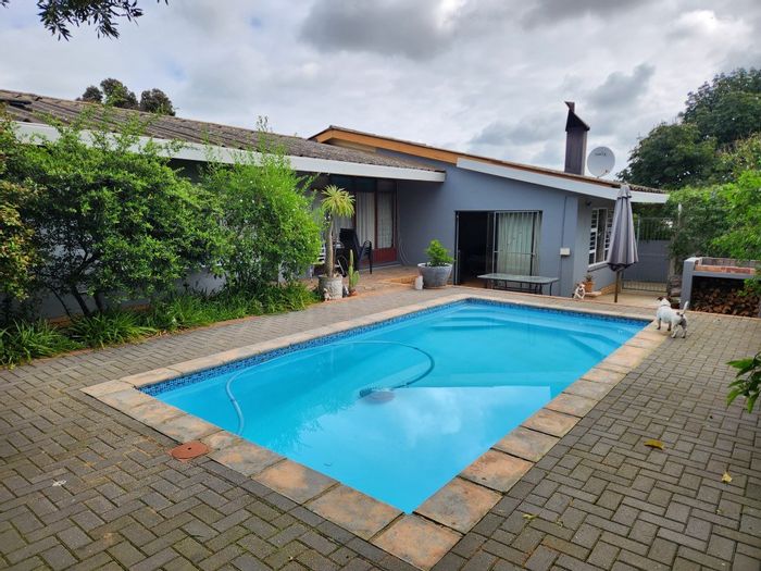 For Sale: House in Bergzicht with 4 bedrooms, pool, and ample parking.