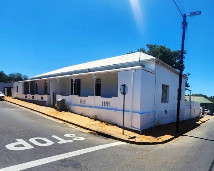 Bergzicht House For Sale: 3 beds, 2 baths, pet-friendly, ample parking, flat included.