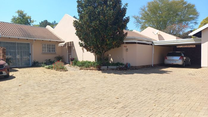 Die Wilgers Townhouse For Sale: 3 Bedrooms, communal pool, 24-hour security, versatile spaces.