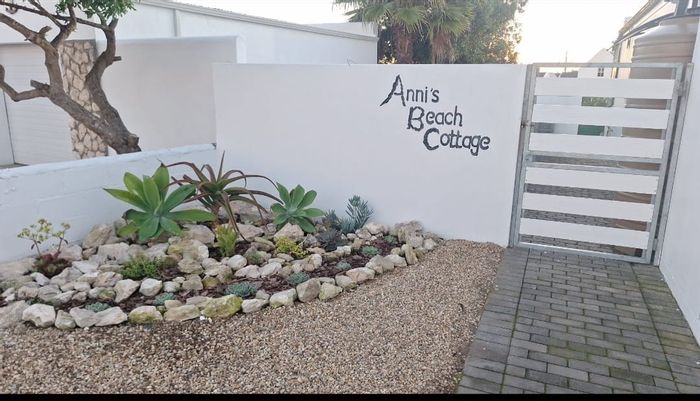 1-Bedroom Apartment To Rent in Jacobsbaai, 300m from the sea, secure parking.