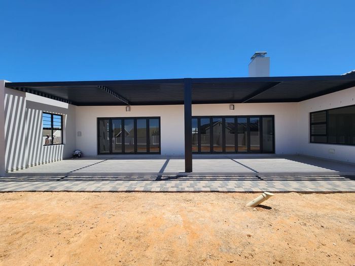 For Sale: Spacious 4-Bedroom House in Tafelzicht with Triple Garage and Study.