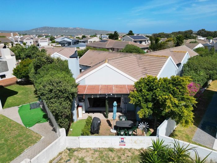 Dual living house for sale in Country Club with spacious garden and amenities.