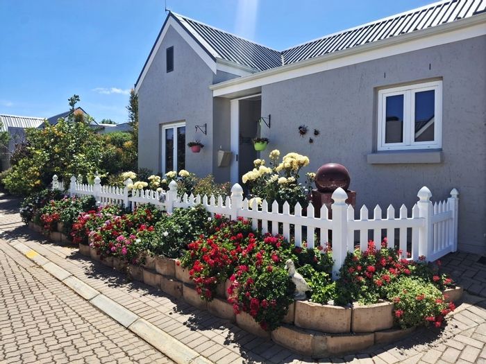 For Sale: House in Fonteine Retirement Village with 2 beds, garage, and security.