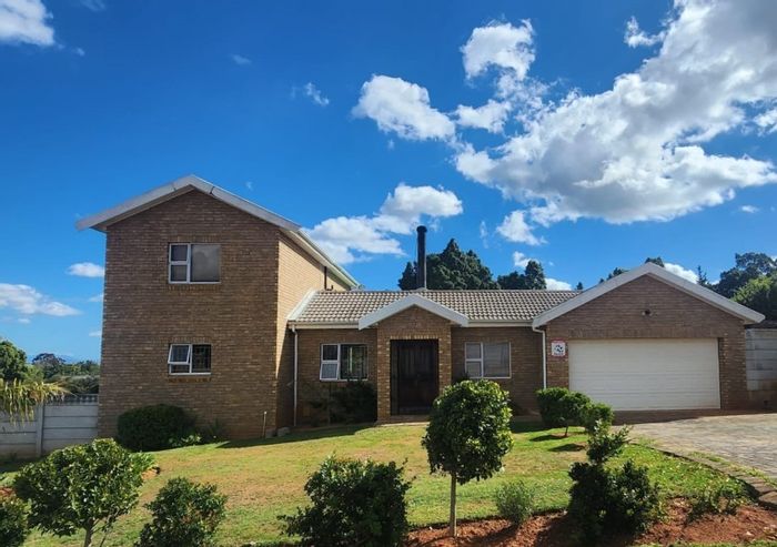 For Sale: Tafelzicht House with 3 Bedrooms, Double Garage, and Spacious Patio.