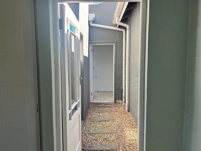 Country Club House To Rent: 1 Bedroom, Fibre Internet, Parking, No Pets.