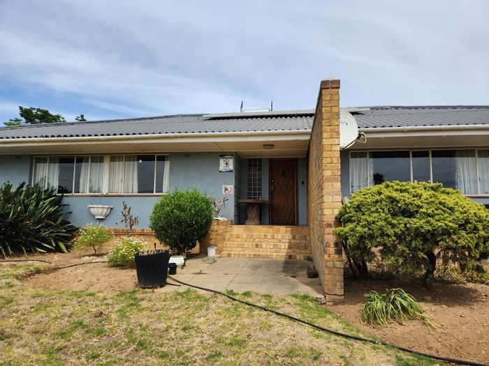 Bergzicht House For Sale: Spacious garden, pool, double garage, and potential apartment.