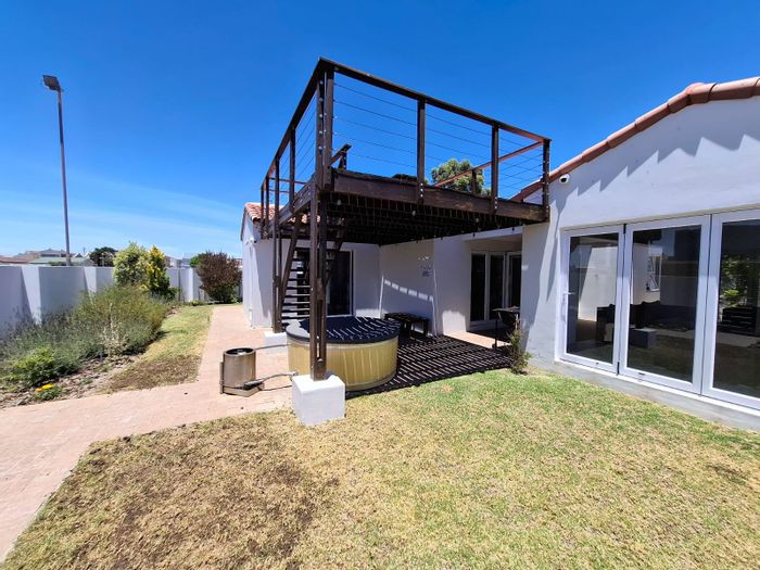 Langebaan North House For Sale: 3 bedrooms, beach access, entertainment patio, jacuzzi.