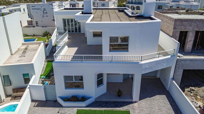 For Sale: House in Paradise Beach with 3 beds, braai area, and beach access.