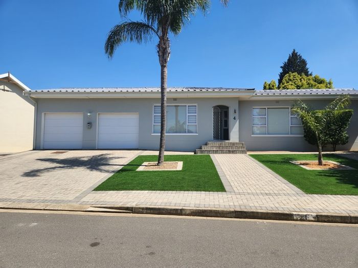 Spacious 5-bedroom house in Panorama with garage, patio, and pet-friendly features. For Sale.