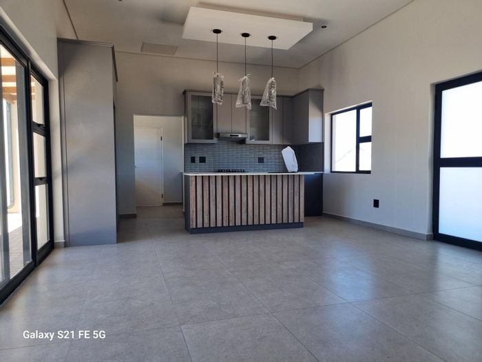 For Sale: House in Hoogland with 3 bedrooms, fireplace, bar nook, and outdoor braai.