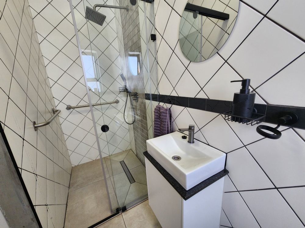 Flat: Bathroom with shower, basin and toilet